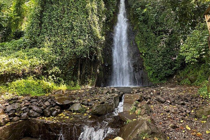 The Cascading Dark View Falls and Beach Experience com Topdawg Taxi and Tours