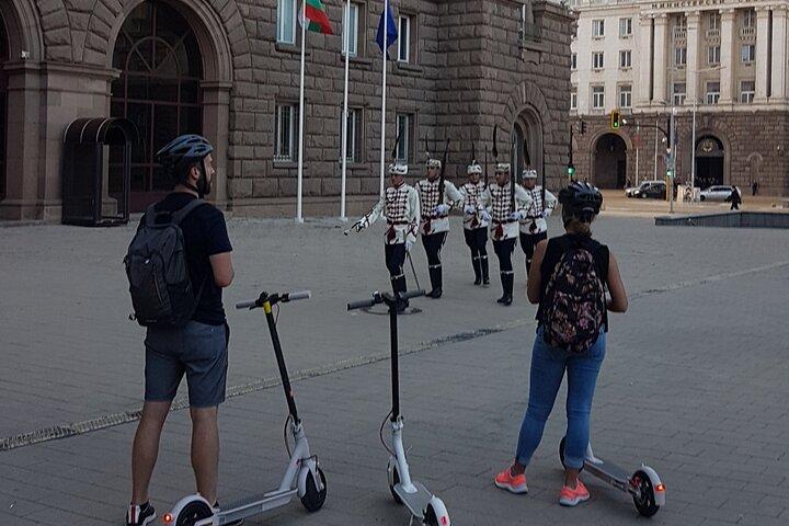 Sofia em um scooter elétrico - Visita guiada