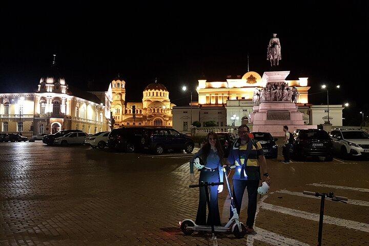 Sofia em um scooter elétrico - Visita guiada