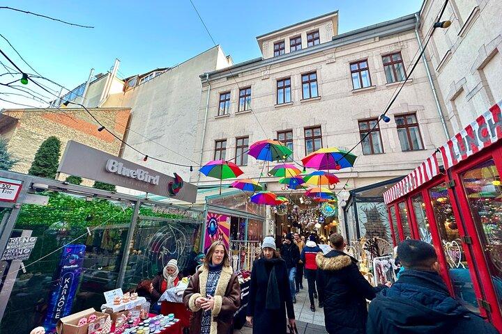 Arte urbana de Budapeste - tour de arte de rua com uma bebida em um bar em ruínas