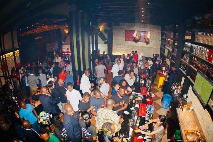 アディスアベバナイトツアー:地ビール、ワイン&ナイトライフ体験