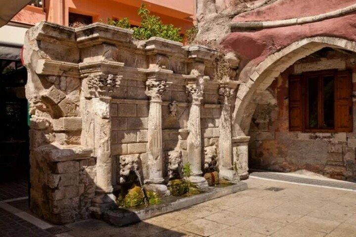 Excursão privada a oeste de Creta: cidade de Chania e Rethymno e lago Kournas