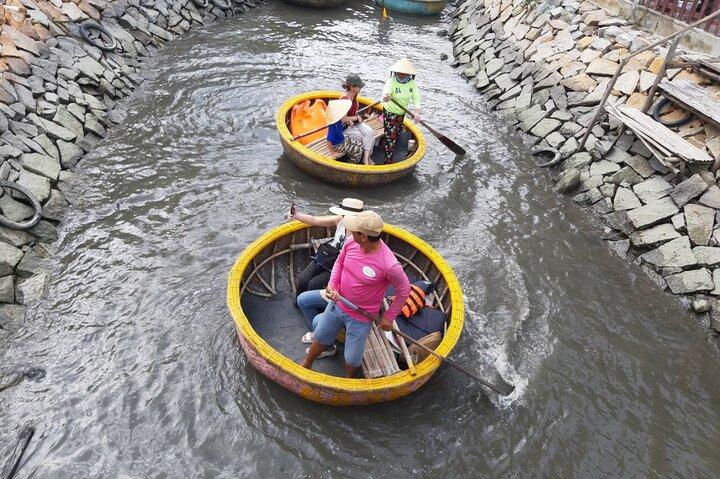 Experimente um passeio de barco de cesta com a população local em Hoi An