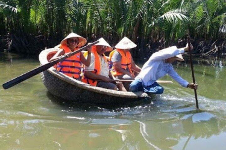 Experimente um passeio de barco de cesta com a população local em Hoi An