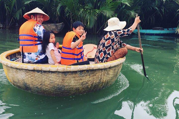 Experimente um passeio de barco de cesta com a população local em Hoi An