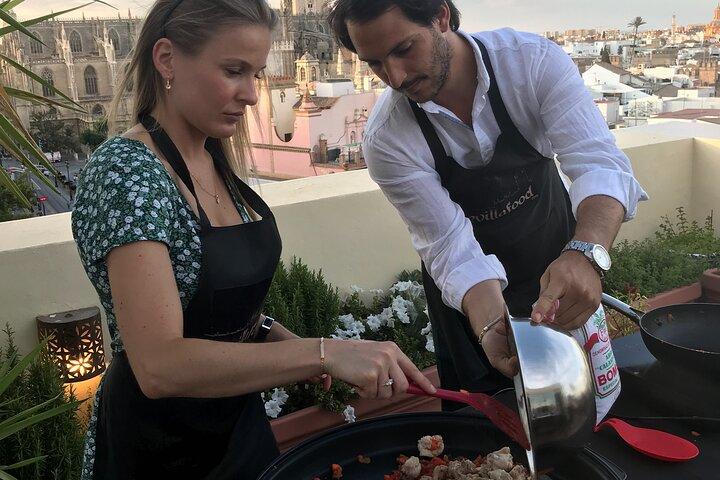 Sevilla : Paellaklas op het dak van een kleine groep met Sangria Pairing