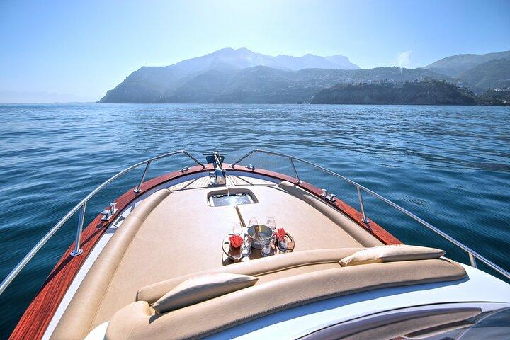 Tour privato in barca di un giorno al Golfo di Napoli: Ischia & Procida