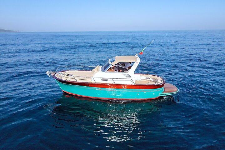 Tour privato in barca di un giorno al Golfo di Napoli: Ischia & Procida