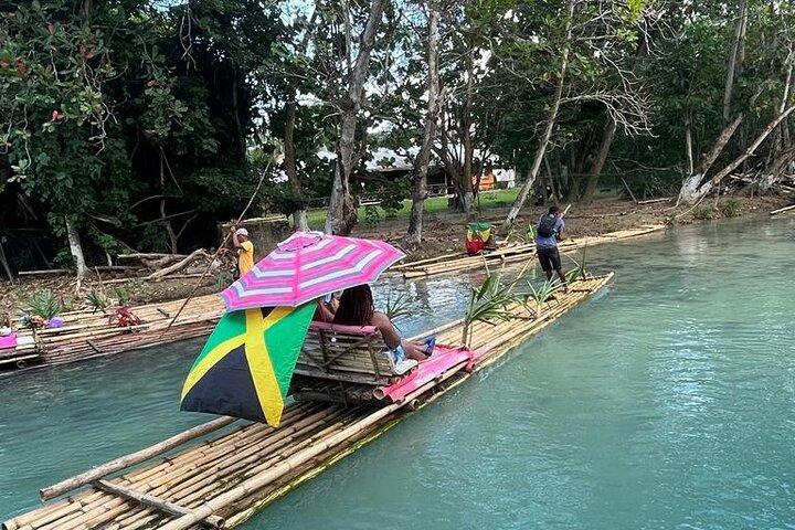 Blue Hole et rafting sur la rivière Bamboo à Ocho Rios en Jamaïque.