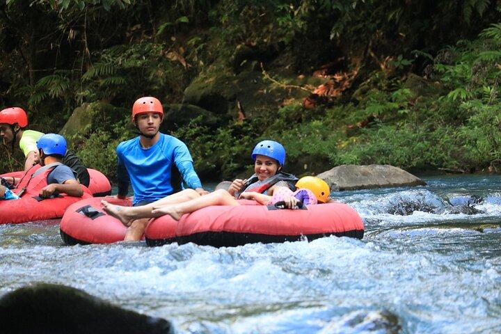 Pass journalier à Río Celeste avec tubing, équitation et déjeuner