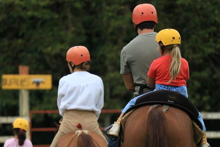 Pass journalier à Río Celeste avec tubing, équitation et déjeuner