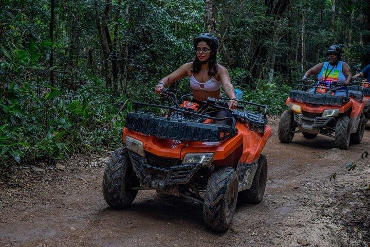 Fælles ATV'er og Zip Lines og svømning i en rigtig Cenote.