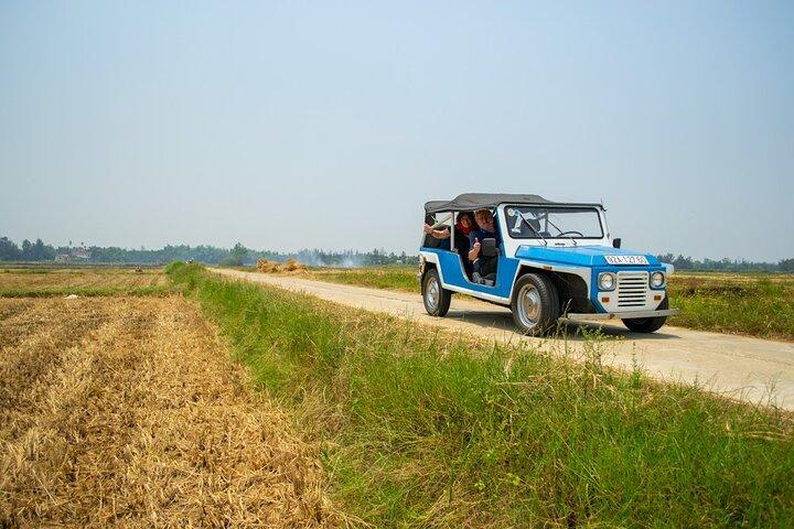 Half Day Hoi An Rural Guided Tour em um carro vintage