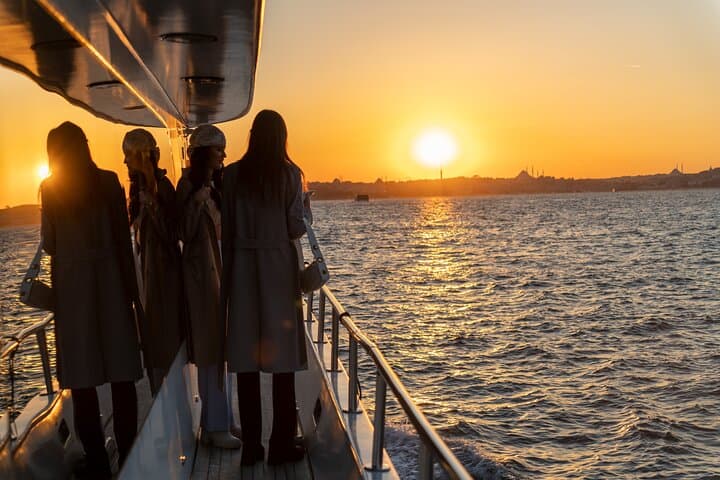 Istanbul Bosphorus Sunset Luxury Yacht Cruise with Transfers