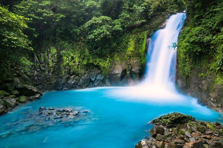 Avventura escursionistica privata con cascata e sorgenti termali