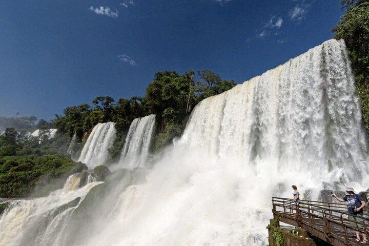 ブラジルとアルゼンチンのイグアスの滝の 1 日ガイド付きツアー
