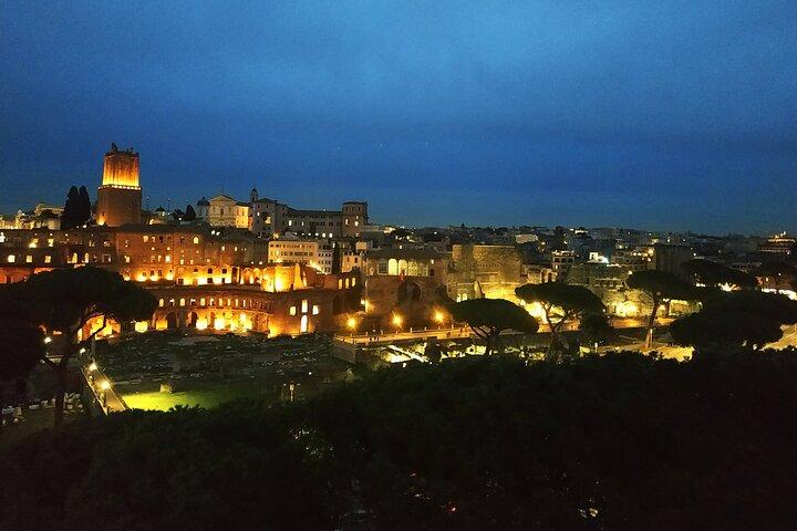 Roma de noche: visita guiada a pie de 2 horas
