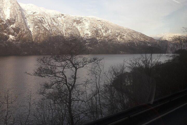 Véu de noiva e Steinsdalsfossen cachoeiras com paisagens do fiorde de Hardanger