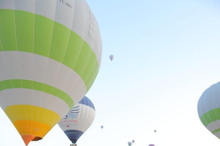 Cappadocia luftballonflyvning i Goreme over fes skorstene