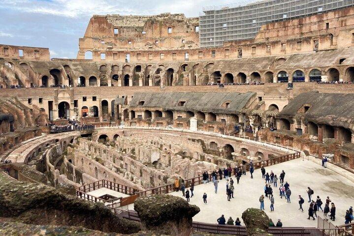 Coração Histórico de Roma: Coliseu à Via Sacra