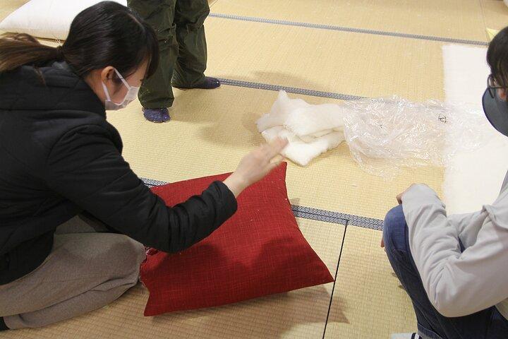 座布団を作ろう 布団職人と綿の詰め物体験