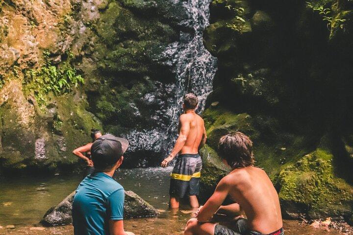 Randonnée guidée privée en cascade dans la forêt tropicale