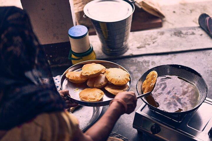 Corsi di cucina tradizionali indiani con la famiglia locale