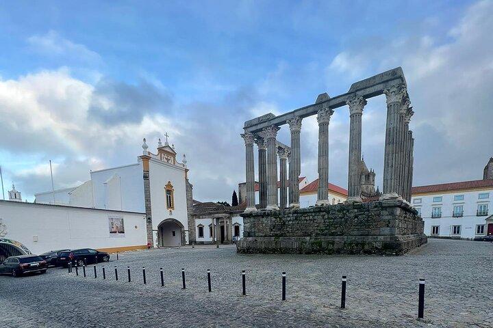 Évora: Universidad, Catedral y Capilla de los Huesos — Sin colas + Vinos