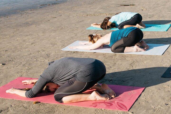 Små gruppe strand yoga i San Diego