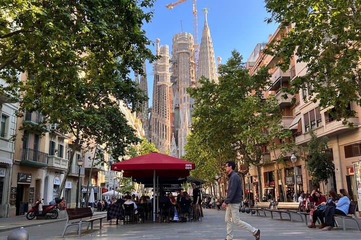 Sagrada Familia Tour with Express Entry and Local Guide
