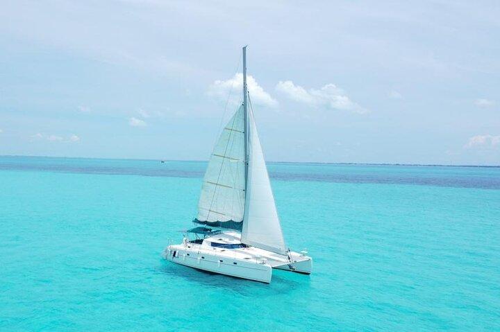 Excursion privée en catamaran à Isla Mujeres, plongée en apnée* au départ de Cancún