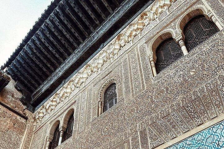 Alhambra Experience – Explore Nasrid Palaces & Generalife Gardens
