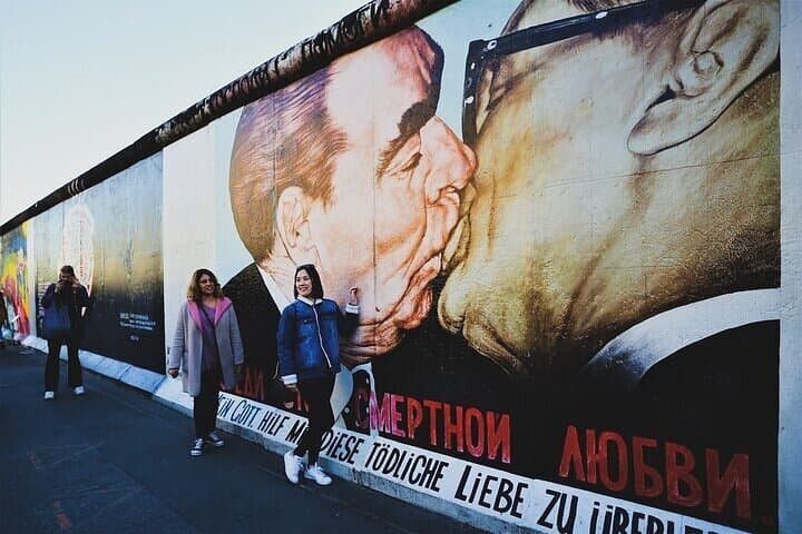 Berlin Street Art Tour with Graffiti, Murals, and Urban Culture