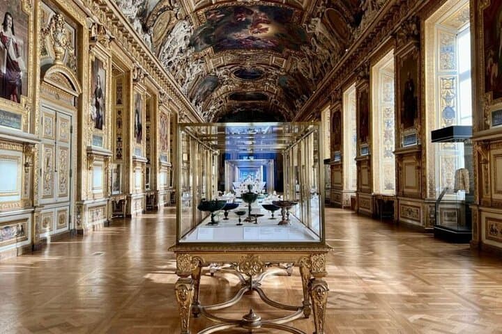 Semi-Private Louvre Highlights Tour with Mona Lisa, Max 6 People