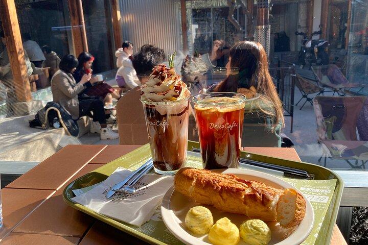 Erkundung versteckter Cafés im Dorf Bukchon Hanok