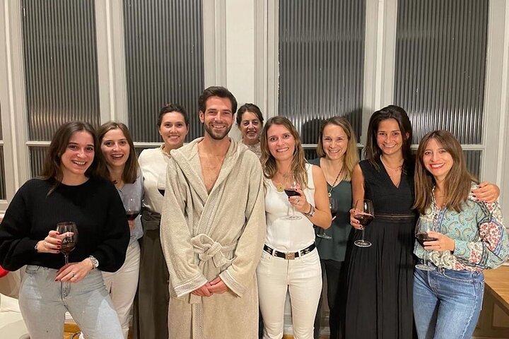 Beber y dibujar con hermosa modelo masculina desnuda en Roma
