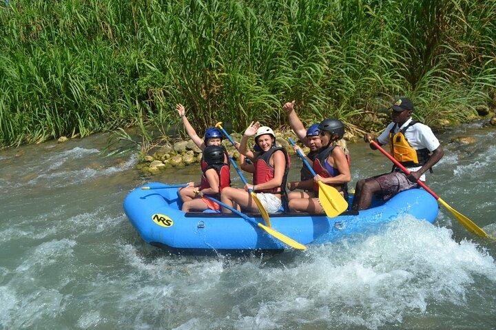 Ocho Rios Shore Excursion: River Rafting og Beach Adventure
