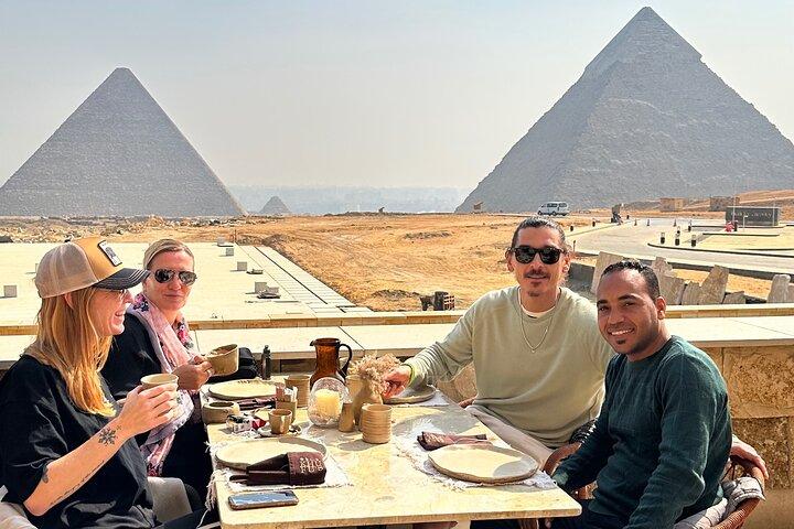 Hele dagen pyramider & Grand museum fra Hurghada med Bus