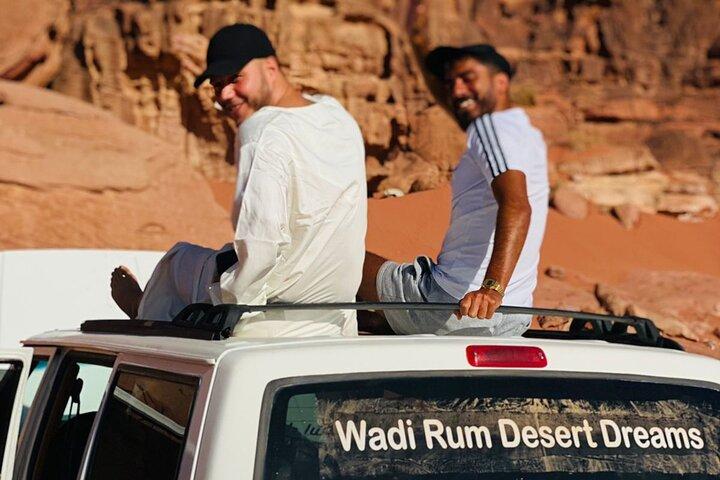 Wadi Rum Mountain Hike: サウジアラビアを見下ろすジェベル・アル・ハッシュ! + ツアー & ランチ
