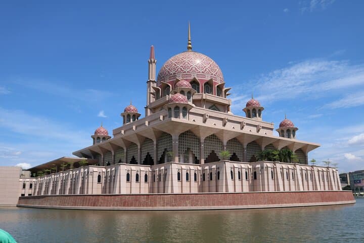 Putrajaya Tour From Kuala Lumpur Includes Batu Caves