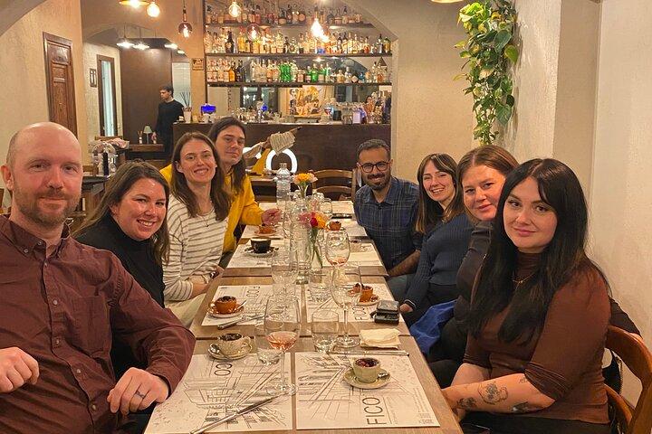 Deliciosa cena romana después de la jugosa historia romana