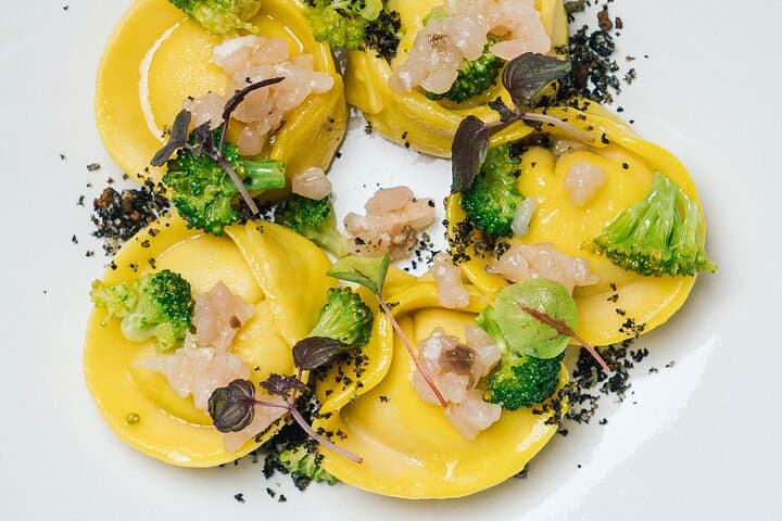 2-Hour Fish and Gin Guided Tasting with Lunch in Pompeii