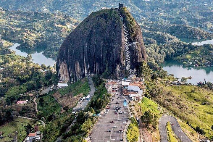 Excursion d'une journée à Guatapé – Piedra del Peñol avec repas et excursion en bateau