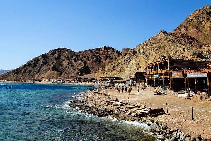 Tour de día completo a Dahab con 3 piscinas desde Sharm El-Sheikh