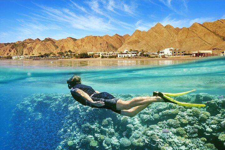 Tour de día completo a Dahab con 3 piscinas desde Sharm El-Sheikh