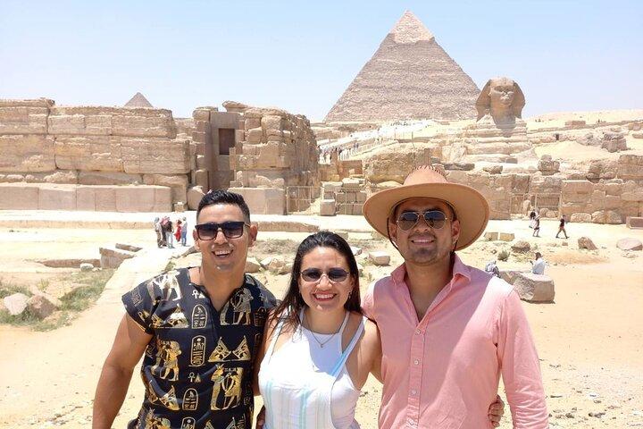 Giza Pyramids Sphinx Sakkara Memphis Tour privato