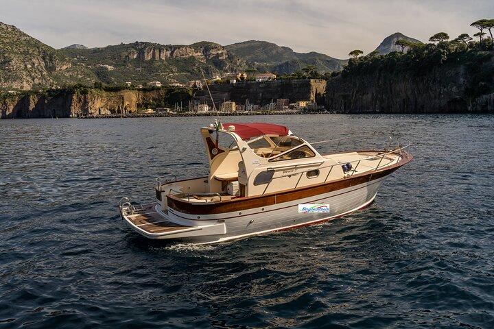 Visite privée à Capri et Positano depuis Sorrento Classic Gozzo 850
