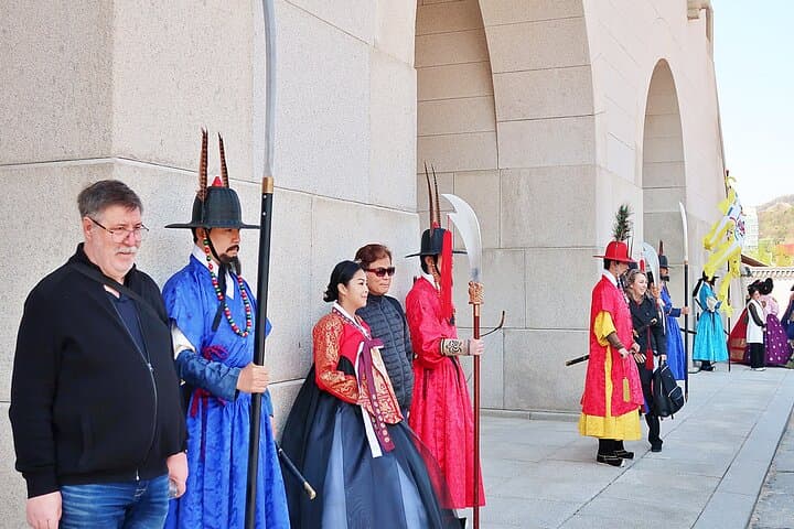 Small-Group Seoul Tour with Gyeongbokgung Palace (hotel pick-up)