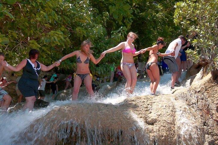 Privat dagstur i Blue Hole Secret Falls & Dunn's River Falls