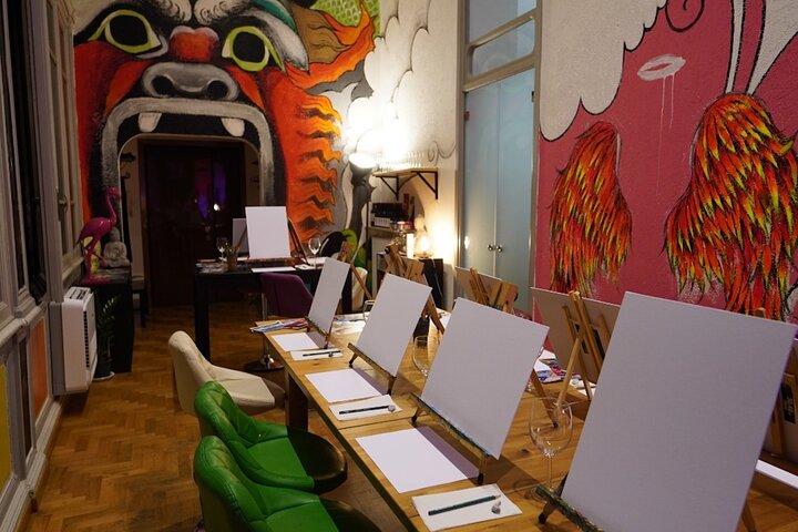 Beber y dibujar con hermosa modelo masculina desnuda en Roma